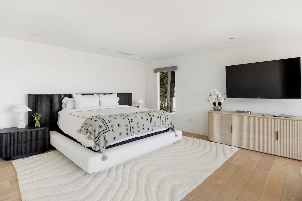 Luxury Hollywood Hills Home With Pool, Outdoor Dining & Iconic Views Skyline Chalet