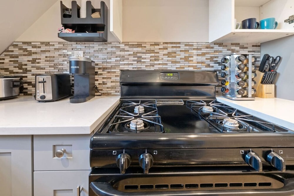 Modern 2BR Near NYC With Free Parking Workspace