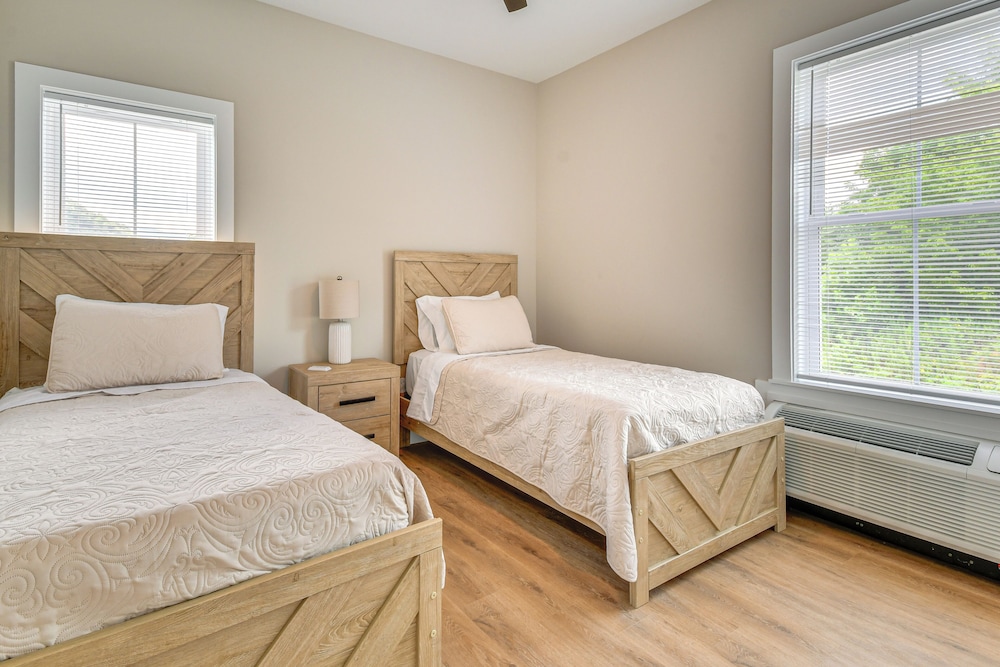 Hike & Ski: Mtn-view Retreat in Maggie Valley!
