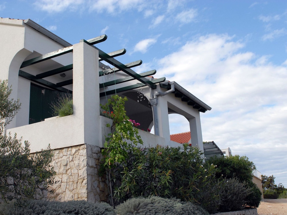 Holiday Home in Veli Rat Near Saharun
