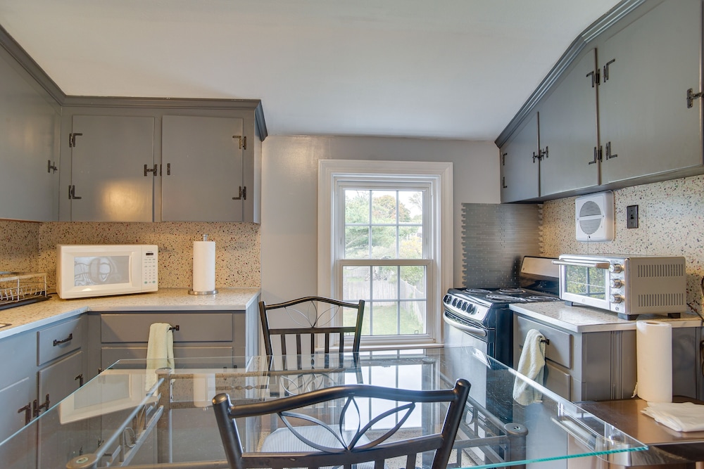 1 Mi to Windmill Beach: South Yarmouth Apt!