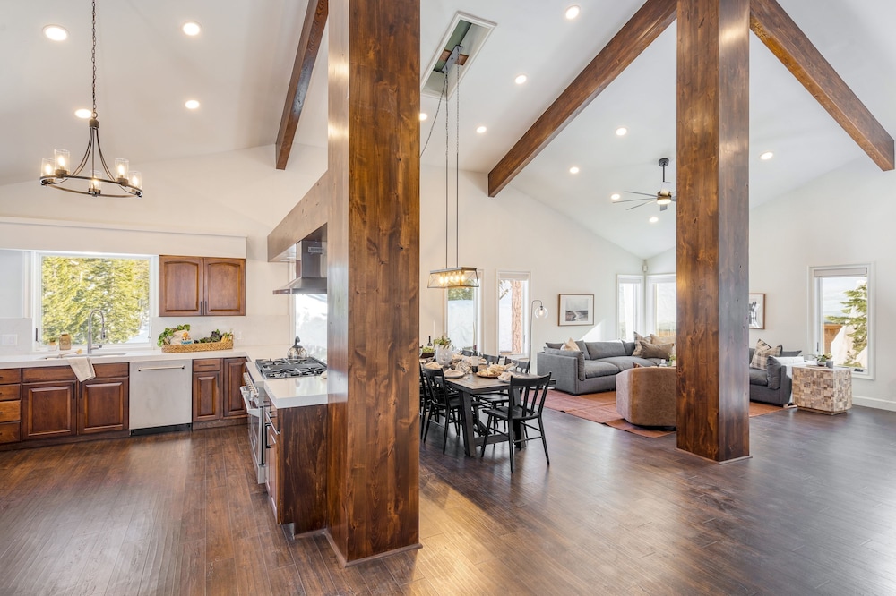 Explorer by Avantstay Close to Slopes Game Room Guest Suite