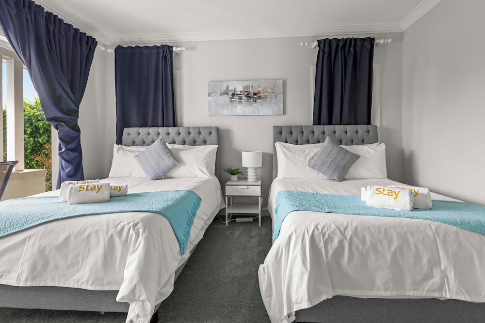 StayAU Contemporary 5BRM Families Home Point Cook