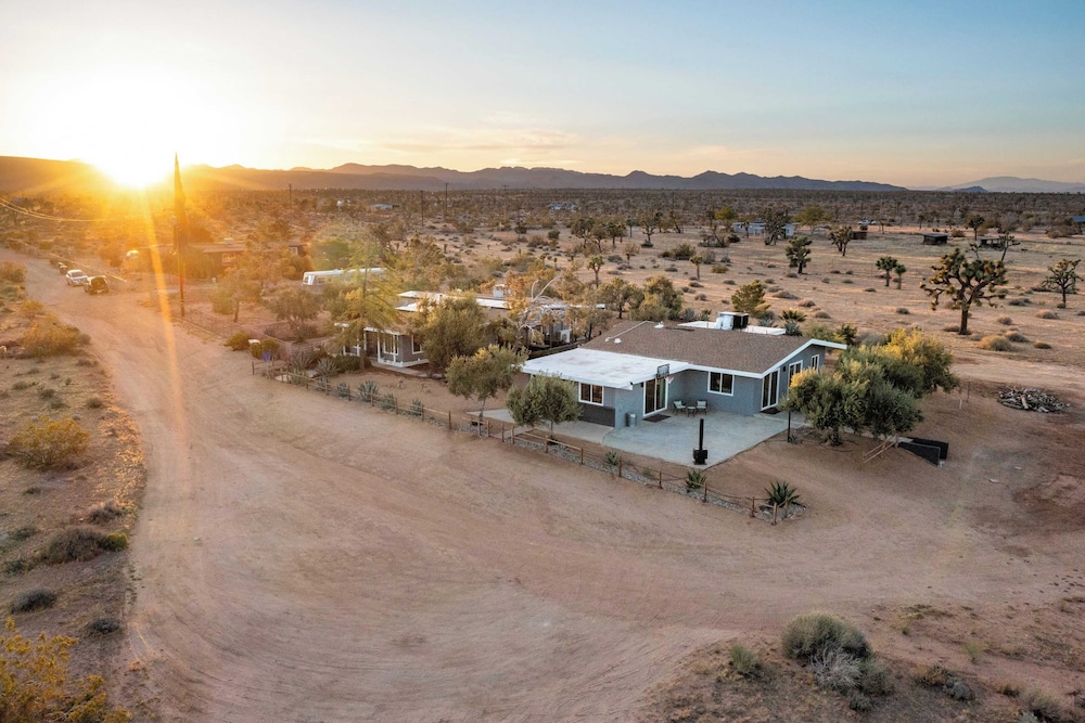 Sleeps 16 Two Beautiful Homes w/ Private Pool Sunset Grove