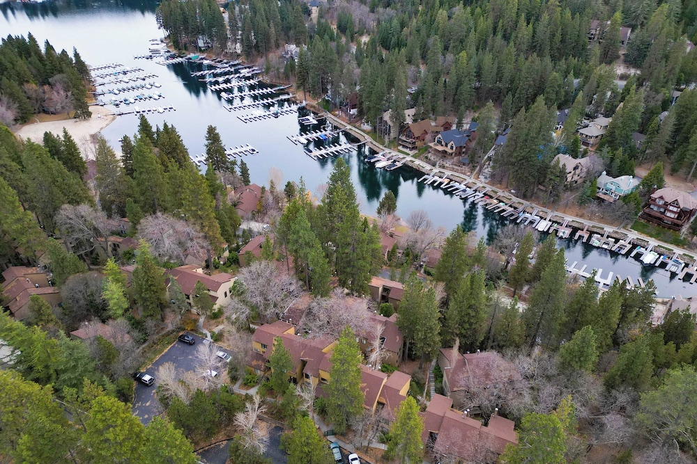 Arrowhead Lakeside Escape by Avantstay 3min Walk to Lake, Private Beach Access