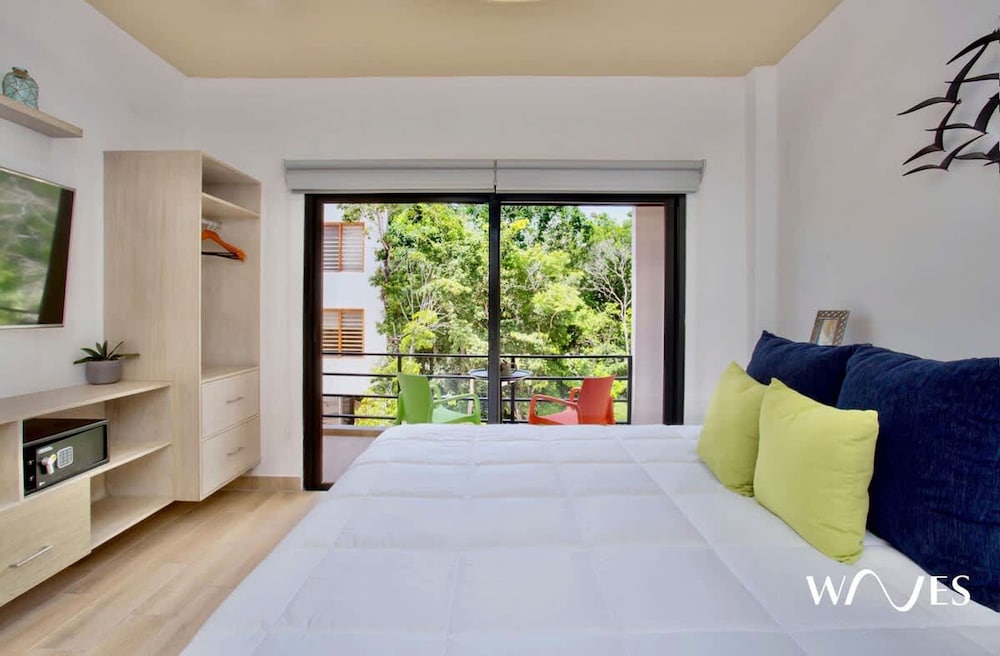 Spacious 1 BR With Great Location Rooftop Pool by Waves Management