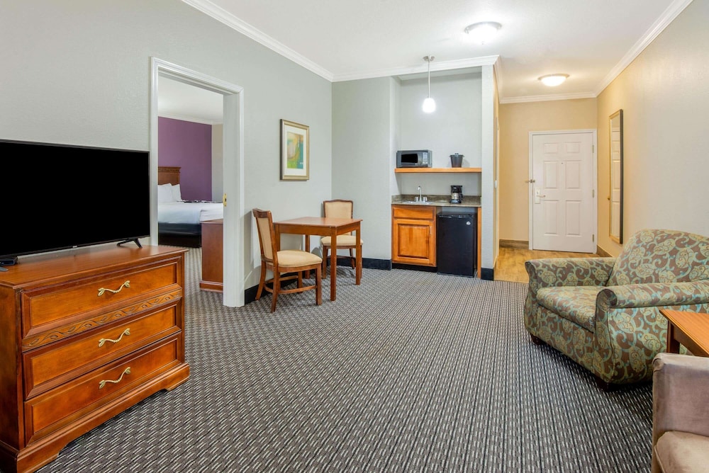 Gainesville Vacations - La Quinta Inn  Suites by Wyndham Gainesville - Property Image 14