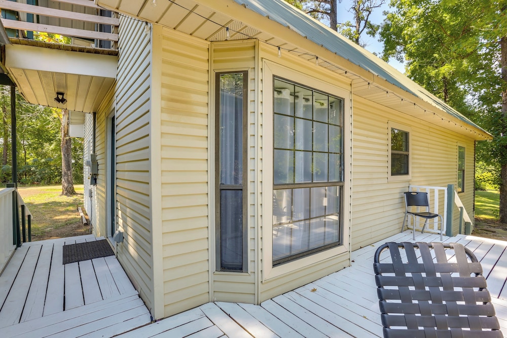 Wraparound Porch: Toledo Bend Reservoir Retreat!