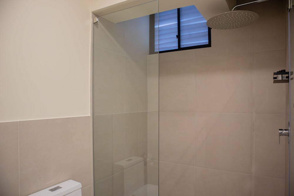 w Modern 3BR w Balcony Near Kennedy Park