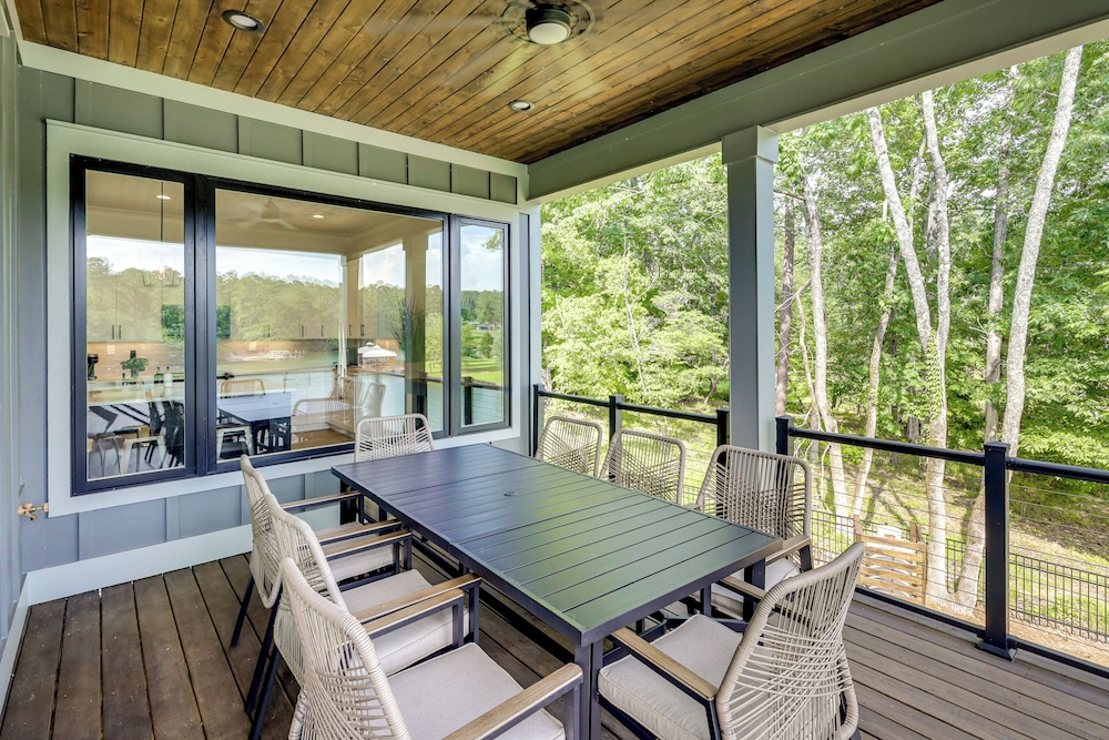 Dock + Views: Spacious Lake Sinclair Retreat