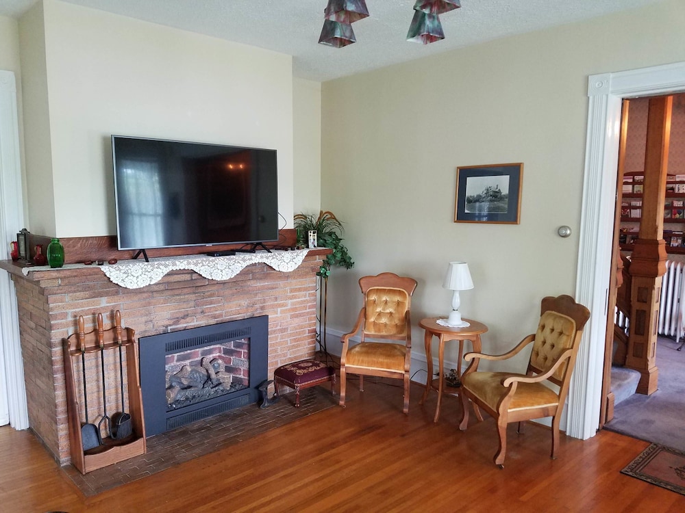 Hudson Manor Bed and Breakfast