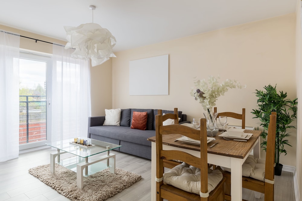 Luxury Two Bed Apartment With Parking - Wolverhampton