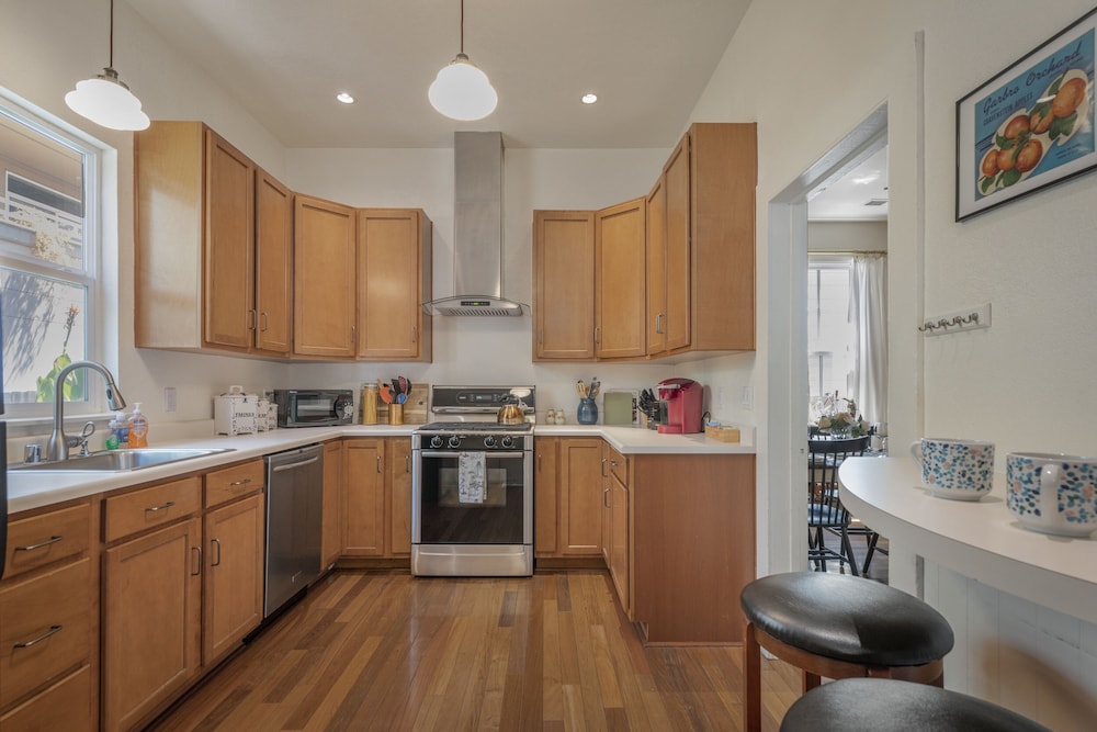 446orch 2 Bedroom Home by RedAwning view 5