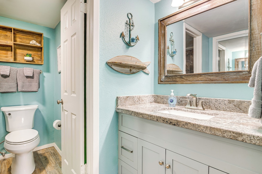 Walk to Beach: Condo w/ Pool Access in Texas!