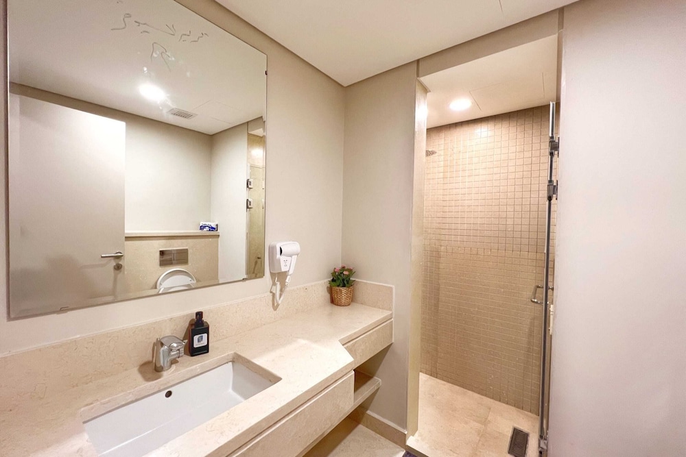 Xuru Stays I Exotic 1bdr w/ Outdoor Terrace Pool & Beach Access