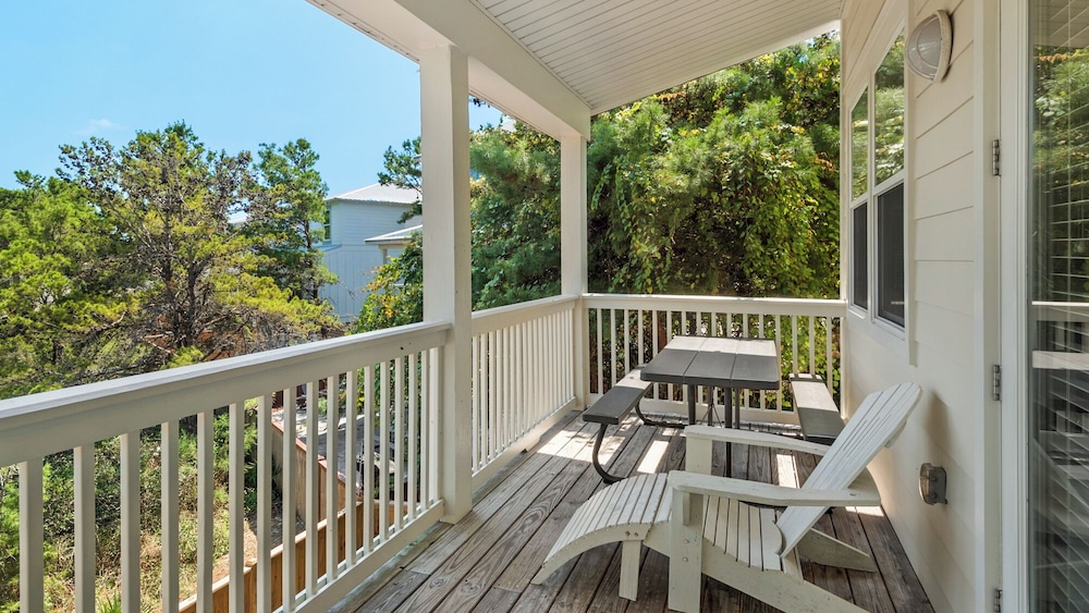 Stunning 4 Bd/4.5 BA - Free Wifi - Easy Walk to Beach