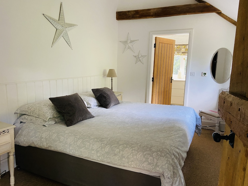 Beautiful Barn Conversion With Wood-burning Stove view 2