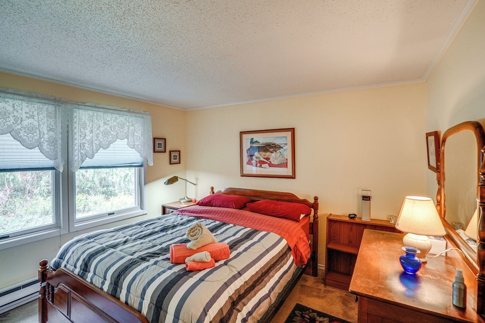 Quiet All-season Creekside Escape in Upstate!