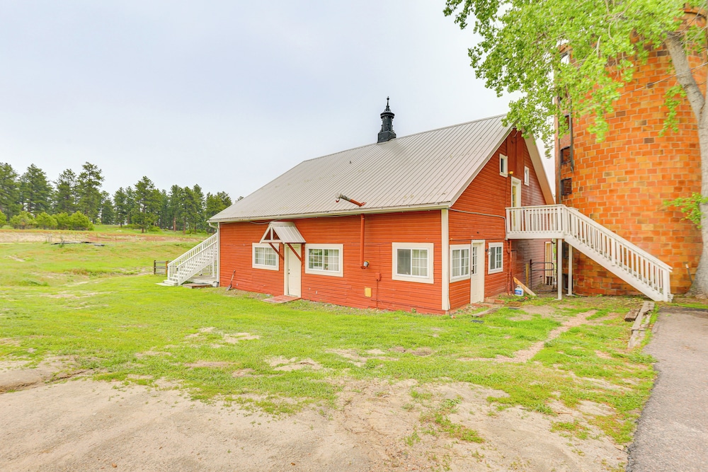 Walk to Ren Fest: Larkspur Farmhouse Hideaway