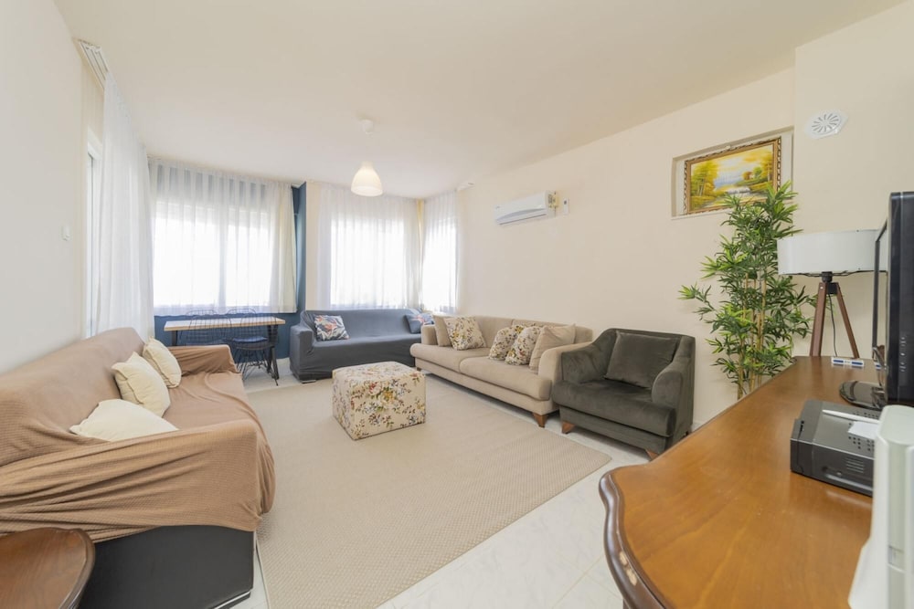 Spacious Flat Near Lara Beach in Antalya Muratpasa
