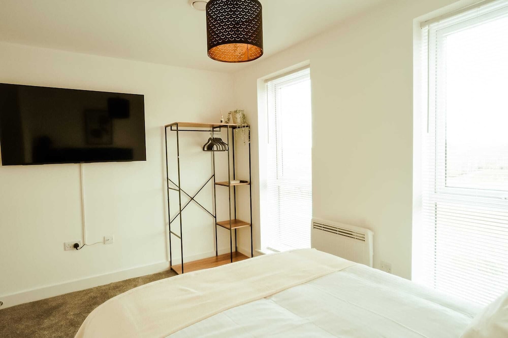 Chic 2 Bedroom Apartment Salford Quays, the Lowry view 3