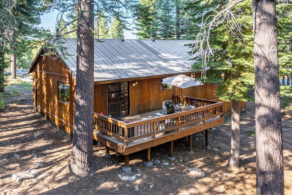 Whiskey Springs by Avantstay Classic Cabin Near Tahoe Donner Ski Area