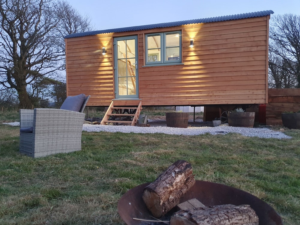 Luxury Shepherds Hut Near Glamorgan Coast