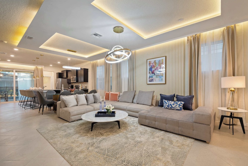 Luxurious Windsor Cay Villa Private Pool, Epic Game Room & Minutes to Disney!