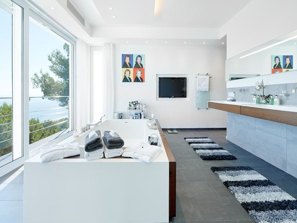 Lavish Villa With Infinity Pool and Views