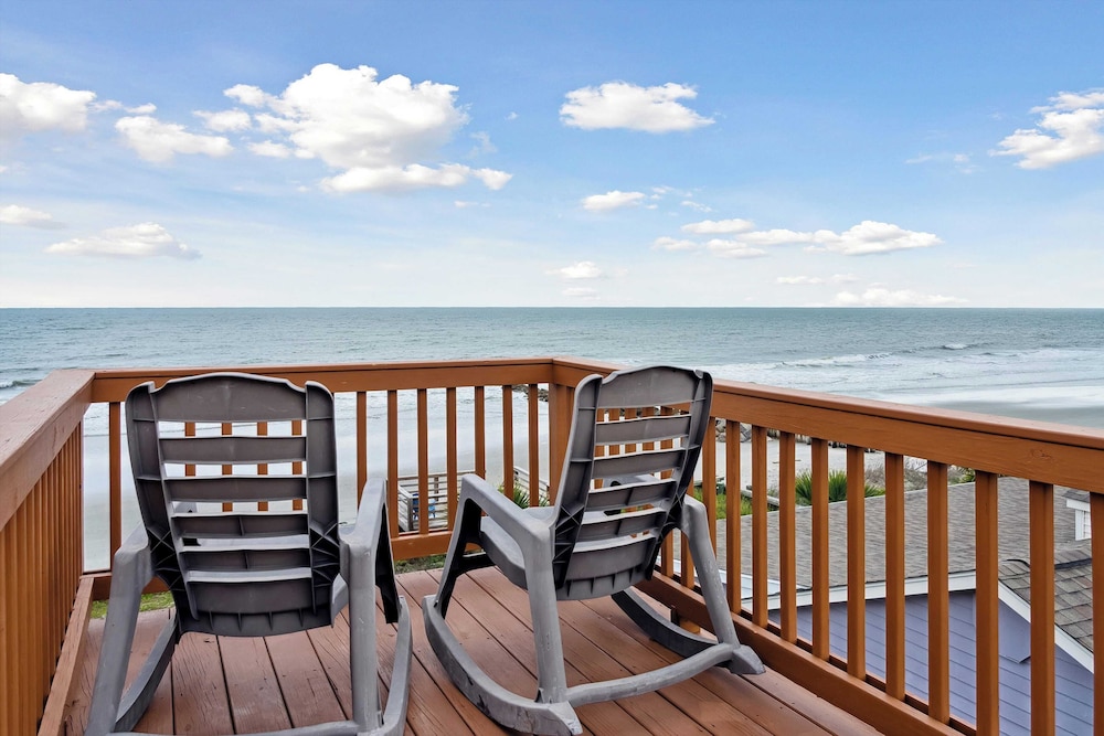 Oceanfront w/ Pool, Panoramic Deck Views, 5bdr Folly Ocean Breeze by Avantstay