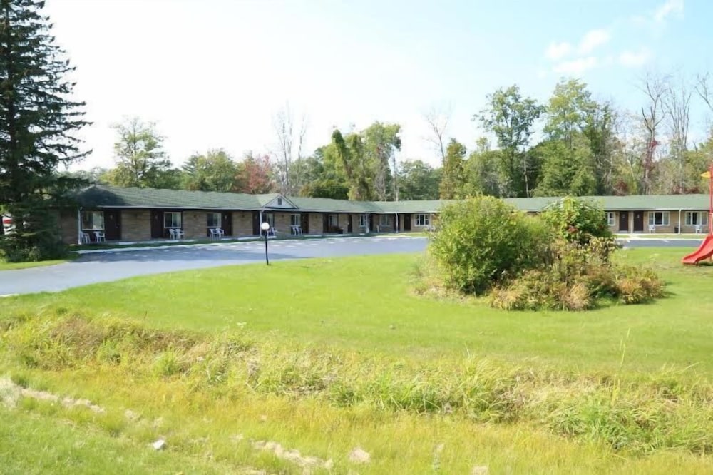 Crows Nest Inn Tawas