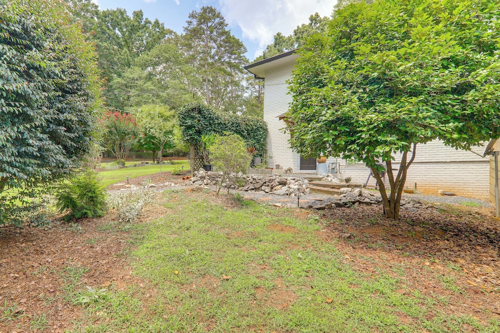 4 Mi to Uga: Bright & Airy Athens Apartment!