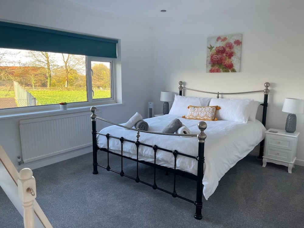Luxury 5-bed House With Tennis Court & Games Room view 4