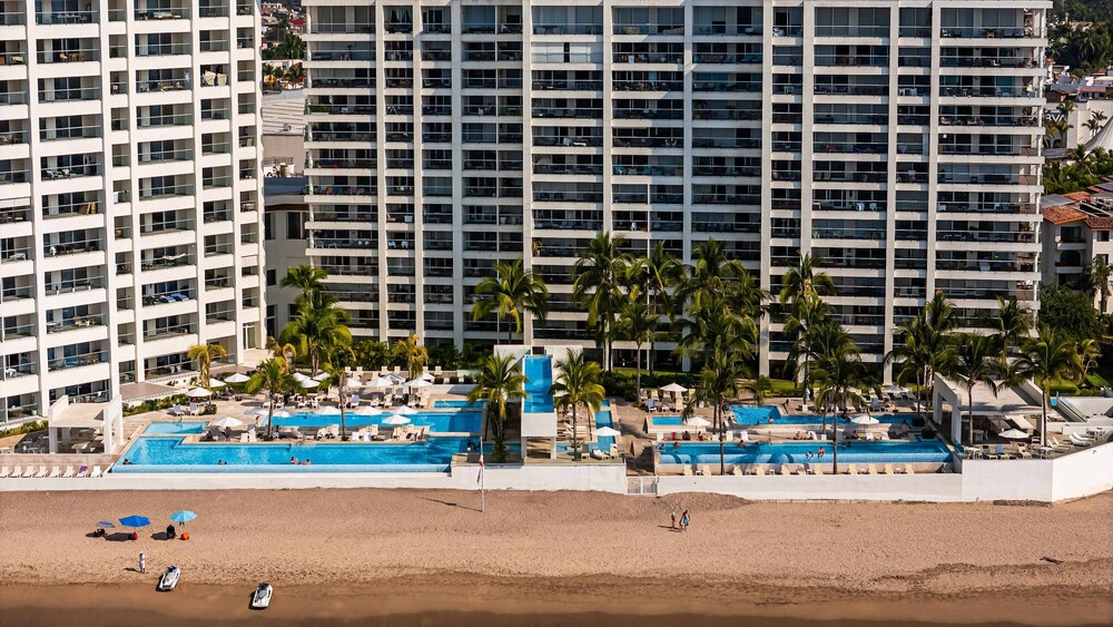Stunning Beachfront Condo Sea Views Pools