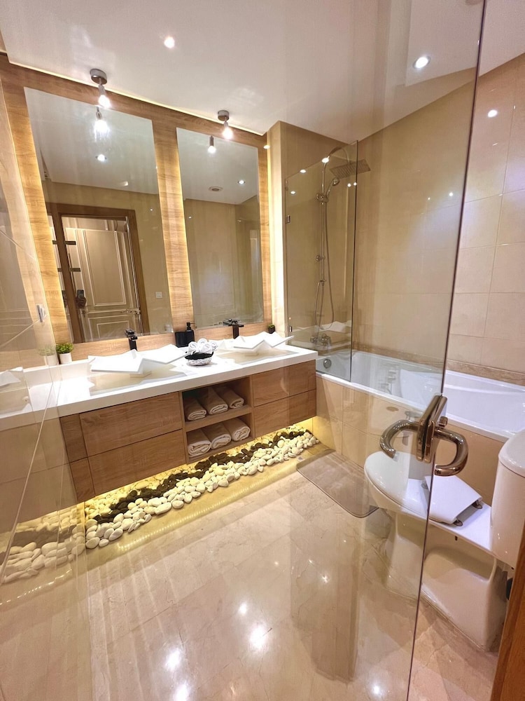 3 bedrooms apartment in secure Résidence