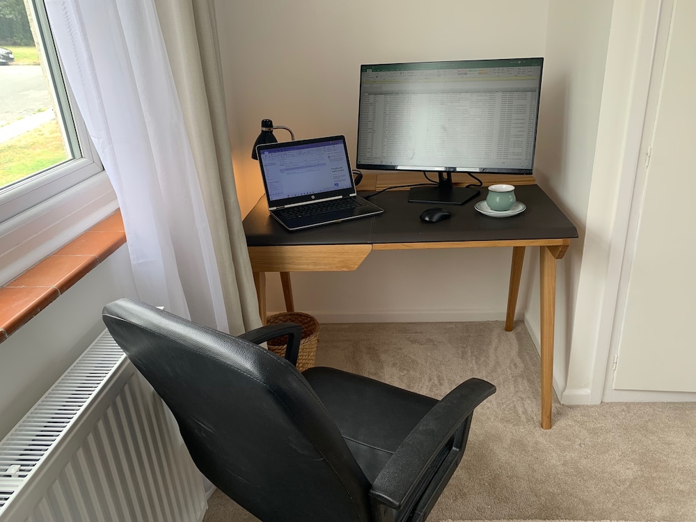2 Bed-sleeps 4-parking-pets-10 min Walk to Beach