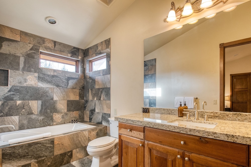 High Meadow by Avantstay Alpine Views w Indoor Pool Hot Tub Open Floor Plan