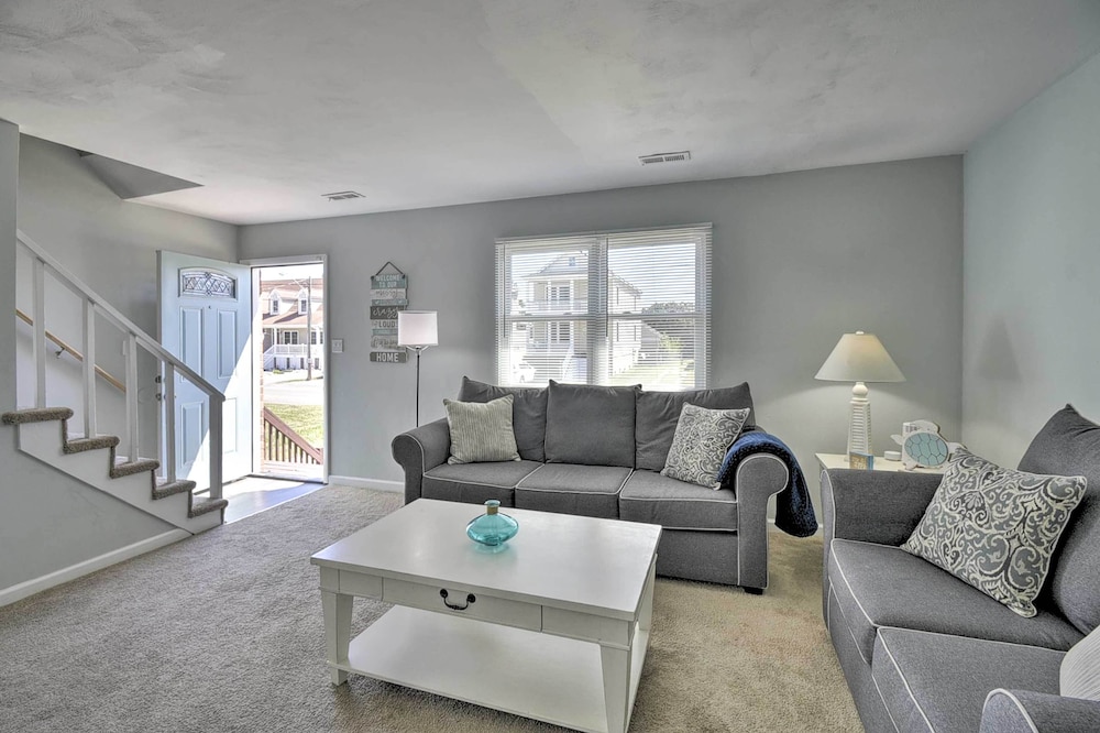 Sunny Norfolk Duplex - Walk to Lake & Beach! view 3