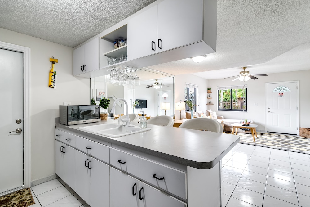 2 Bed2 Bath House with Backyard Jacuzzi
