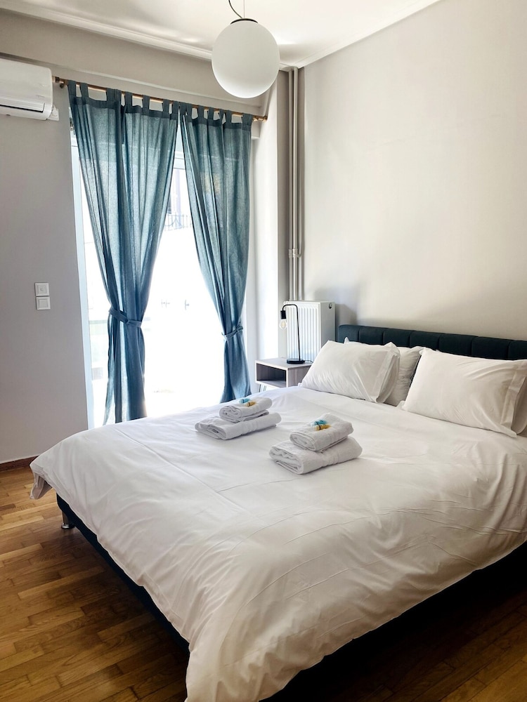 Karyatis - Apartment on the Road of History