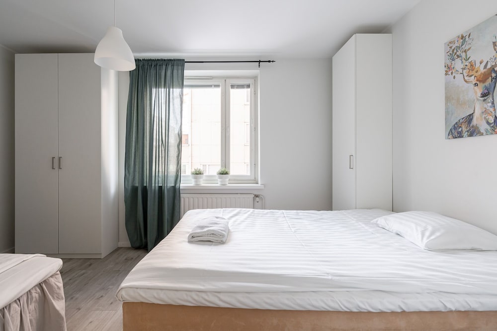 Spacious Downtown Apt with Balcony that Hosts 10 view 5
