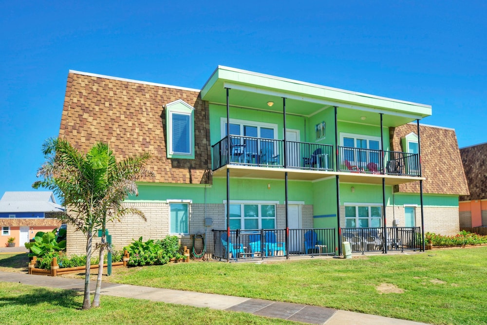 Blue Water Bliss by Avantstay Boardwalk to Beach
