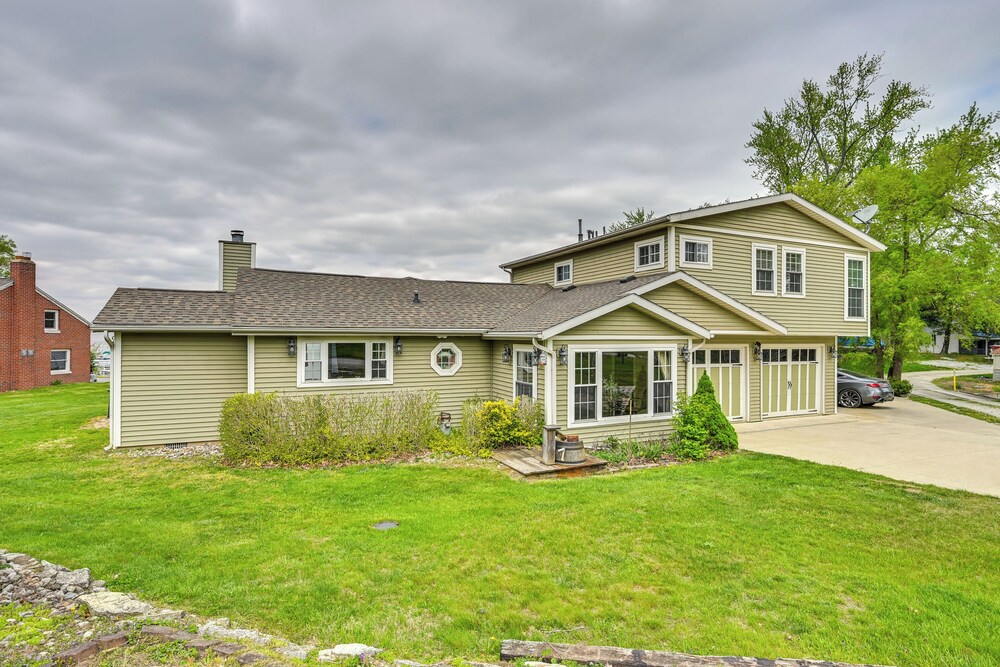 Scenic Views: Spacious Webster Lake House!