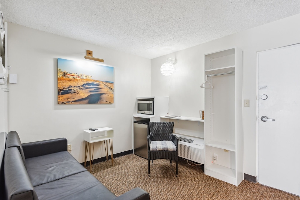 Wildwood Vacations - Cape Suites Room 7 - Free Parking! 2 Bedroom Hotel Room by RedAwning - Property Image 1