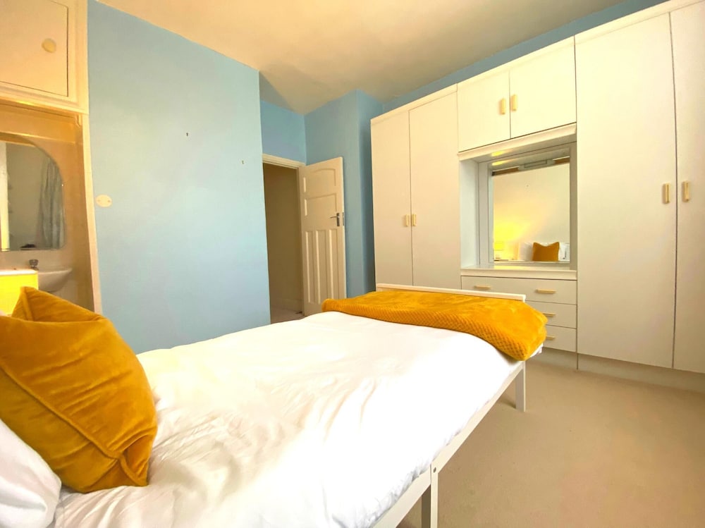 Bright and Spacious 4 Bedroom Home view 4