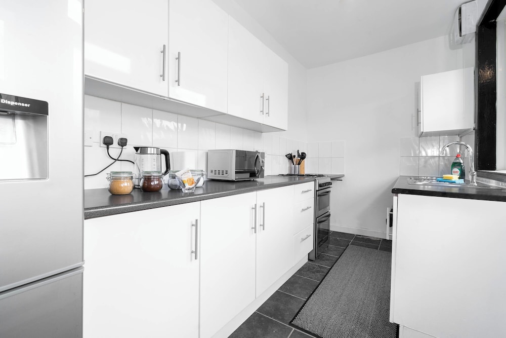 2 Bed House/families/contractors/free Parking