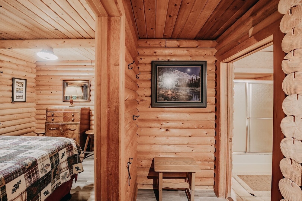 17mbr - Log - Bbq - Pets Ok - Wifi - Sleeps 8 2 Bedroom Home by RedAwning