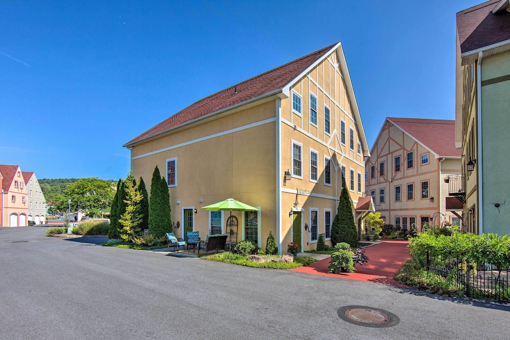 Unique Townhouse in Bavarian-style Neighborhood! - Property Image 5