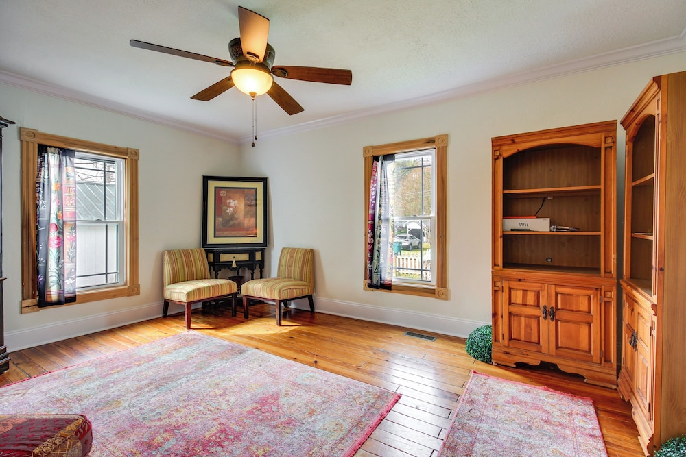 Walk to UT Southern & Dtwn Pulaski: Historic Home