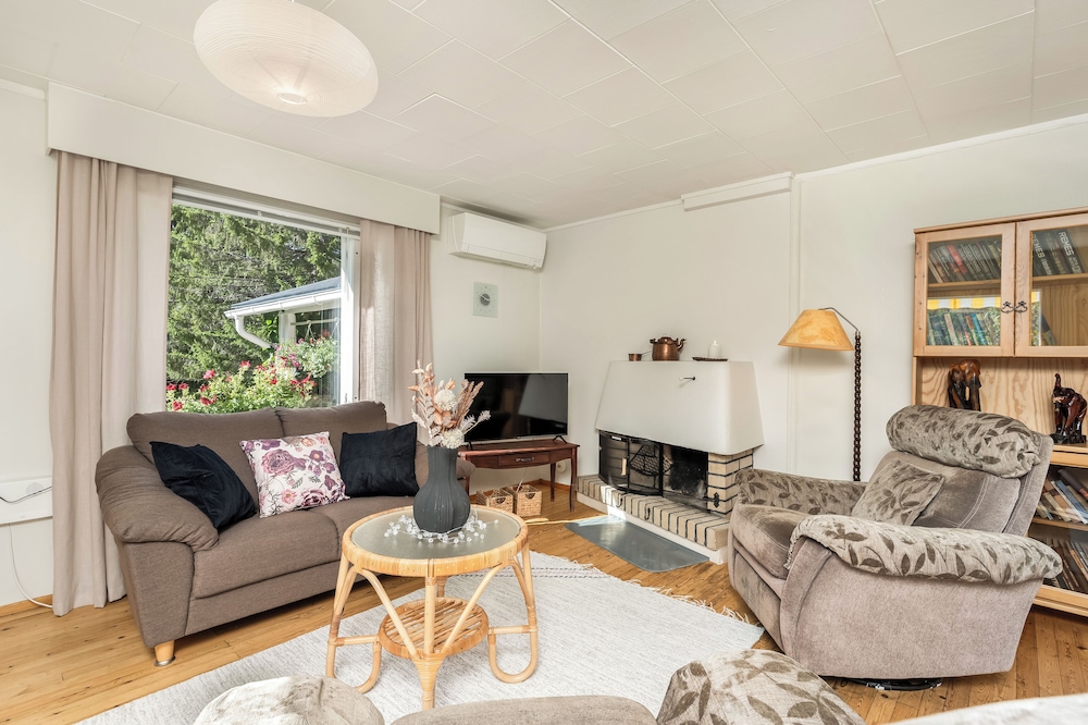 Spacious 3BR House - River View & Sauna